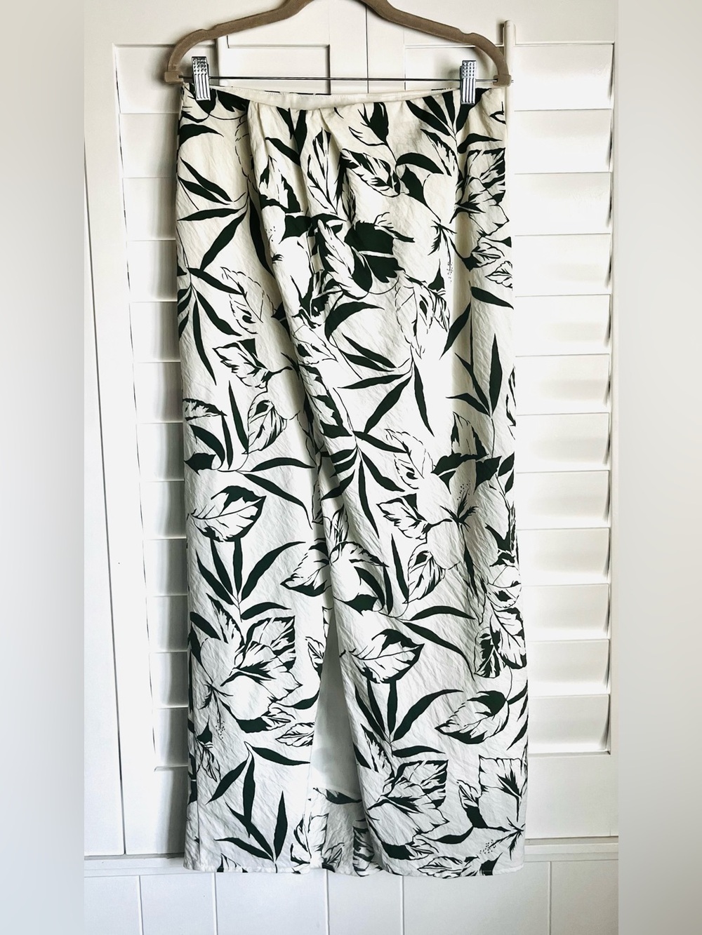 Abercrombie and Fitch White Floral Midi Skirt with  Green Leaf Print S